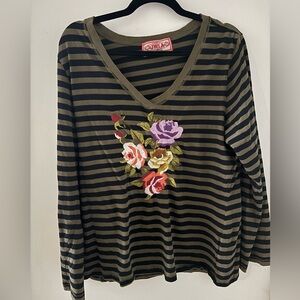 Johnny was women’s long sleeve V-neck top size, extra large, black  army green